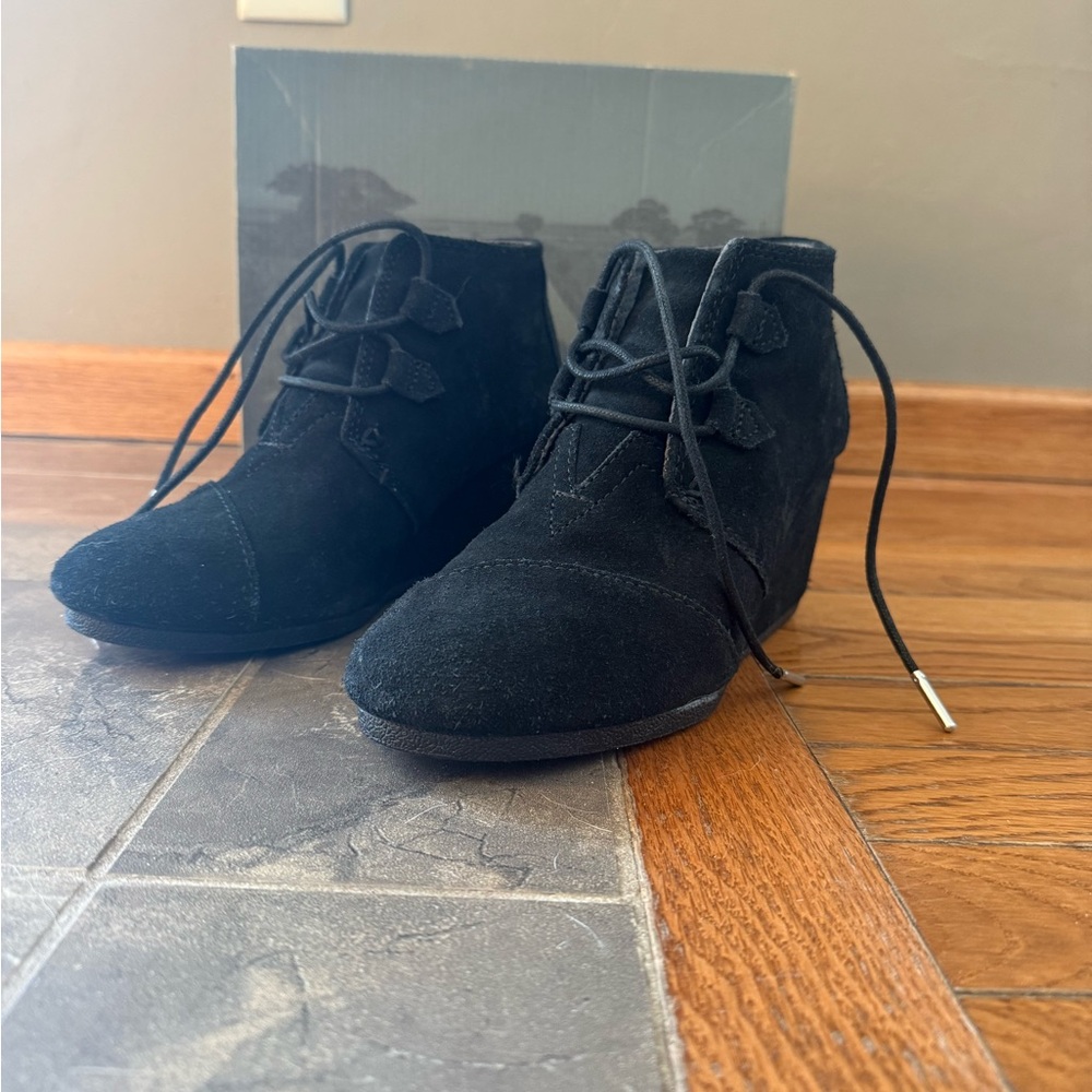 Toms Black Lace Up Suede Boots